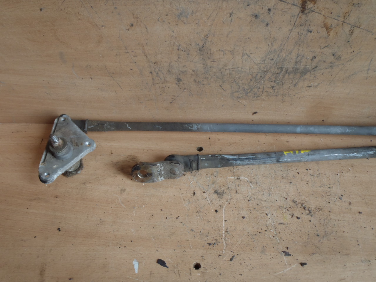 Táhla předních stěračů